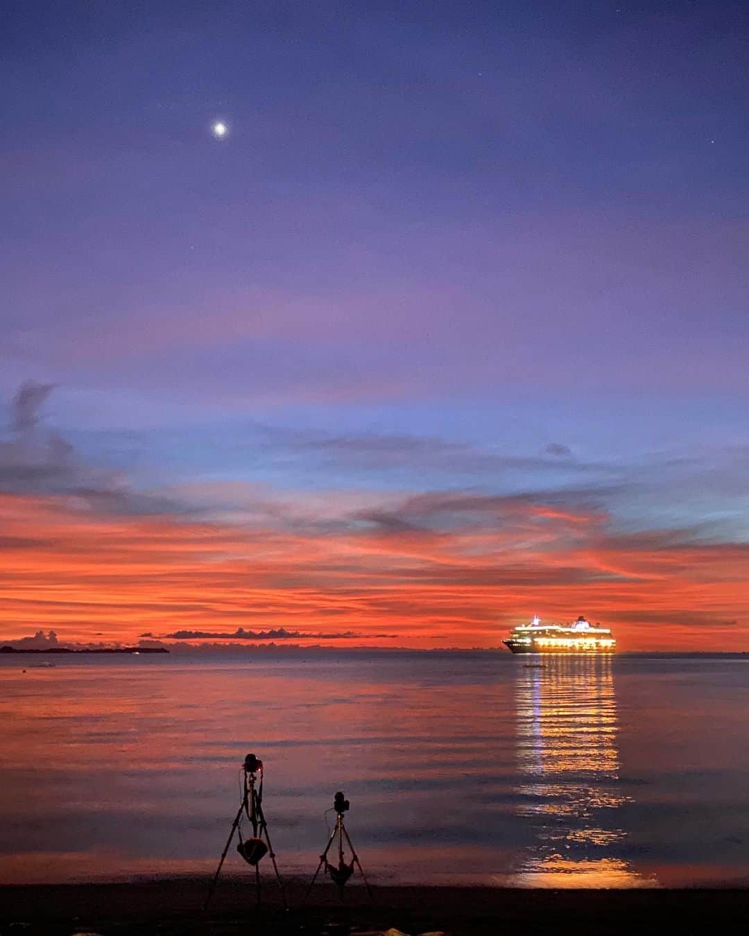 KAGAYAさんのインスタグラム写真 - (KAGAYAInstagram)「フィリピンの火山噴火の影響でパラオ滞在が1日伸びましたが本日帰国しました。 写真は昨日の夕暮れ撮影風景。（iPhone 11 Pro Maxにて撮影）」1月14日 21時42分 - kagaya11949