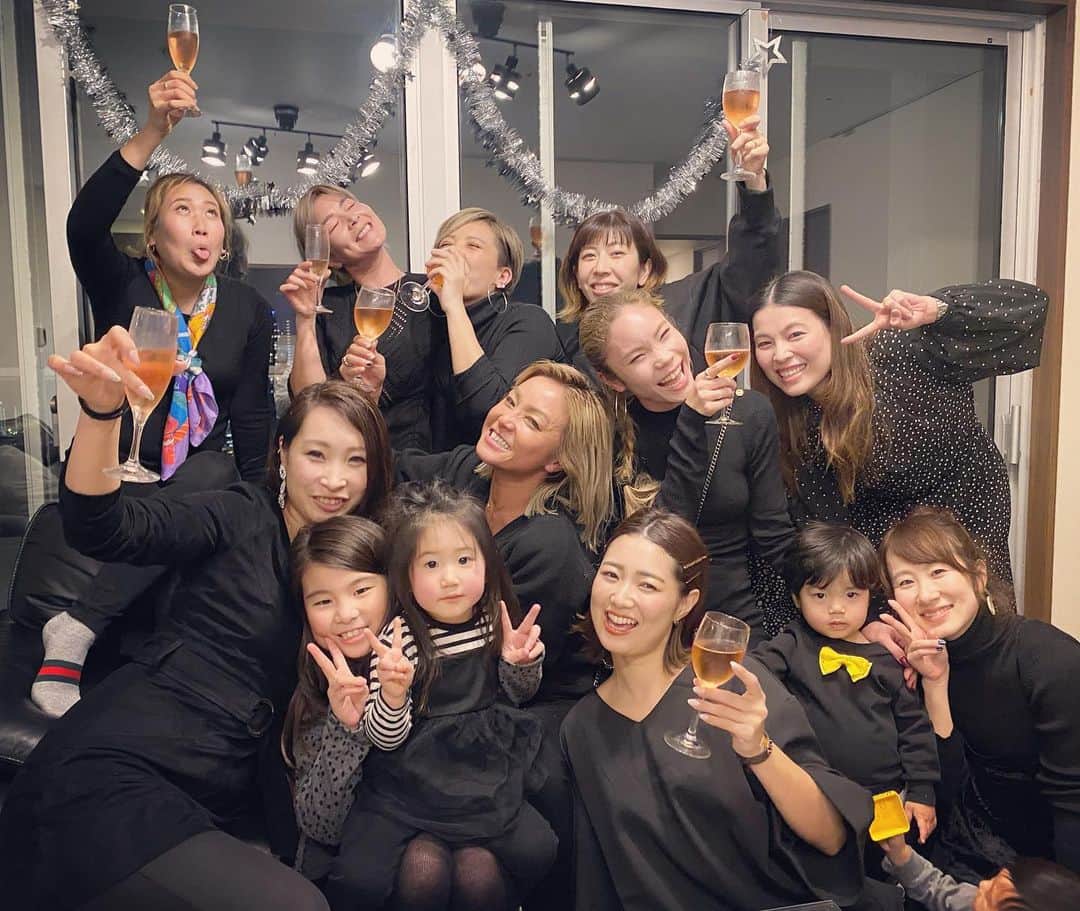 Nazukiのインスタグラム：「2019.12.30🍻 ママダンスレッスンの忘年会✨✌️ 昨年1年でダンスを通してたくさんのママ達がレッスン来てくれました❤️ ダンスやったことないママもトレーニングで来てくれたり、ダンスやったことあるママは、ダンス復活したりとママナンバーもやれたり生徒さん達だけど、それを超えてみんなとそしてみんながママ友になれてほんと嬉しい😭💕 そして、美人ママが多い❤️😭 この日は普段みんな、なかなかハメ外して飲めないと思い、たくさん飲ましてしまった😭😂 ごめんね🙏 みんなでドレスコード黒で決めて✌️ 楽しかったー💕. 今年もママナンバーにイベントもやっていこうと思うので、ママでダンス興味ある方や復活したい方welacome🙇‍♀️ レッスン来てくれたママ達ありがと❤️ 今年もよろしく✌️ .  #dance #dancer #mama #mamalife #dancermama  #ママ友　#ダンサーママ #ママダンサー　#忘年会 #ママ習い事」