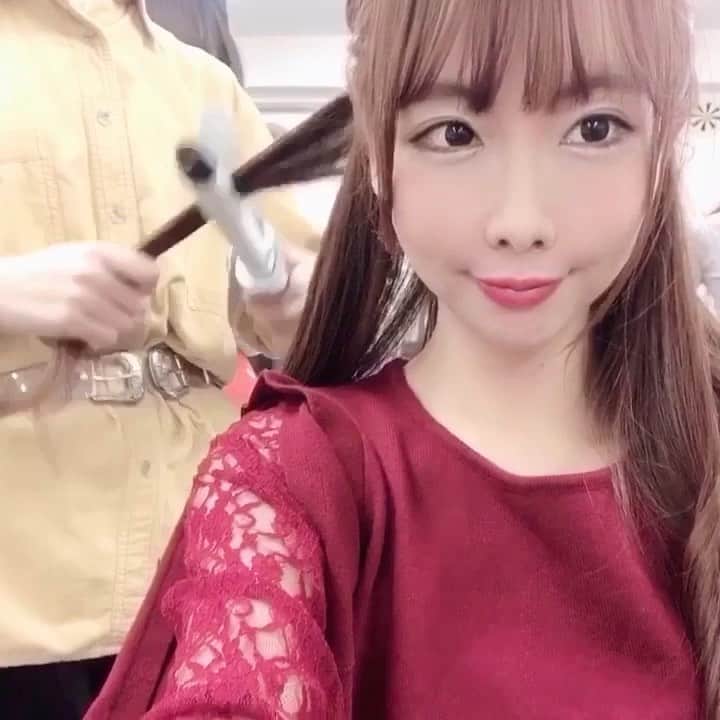 のインスタグラム：「地上波ドラマの撮影期間に入ってます❣️ 可憐な感じの衣装とヘアースタイルの次は、  レッドの衣装に、ゆるふわカール❤️ 普段、レッド着ないから新鮮😘  いっぱい台詞を頭に詰め込んで、いっぱい練習して、役になりきって本番🎥  とにかく、金曜日までドラマ収録頑張る❣️ 名古屋移動したら素の自分に戻ってCRAさんのイベントゲスト出演🔫💜 ドラマの中では、密かにエヴァンゲリオンのアスカ・ラングレーになりきって台詞を言ってみたところもあり、皆んなにエヴァのアスカみたいってバレた😂💞 何でかは、OAをお楽しみにーっ✨💖✨ #japan #japanesegirl #dorama #talent #actress #terebijonn #makeup #sakachikumi #坂地久美」