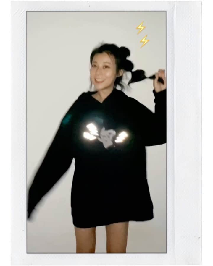 張香香のインスタグラム：「🖤🖤🖤 閃電皮卡十萬伏特⚡️⚡️ - 帽踢/ @adam.with.eve」