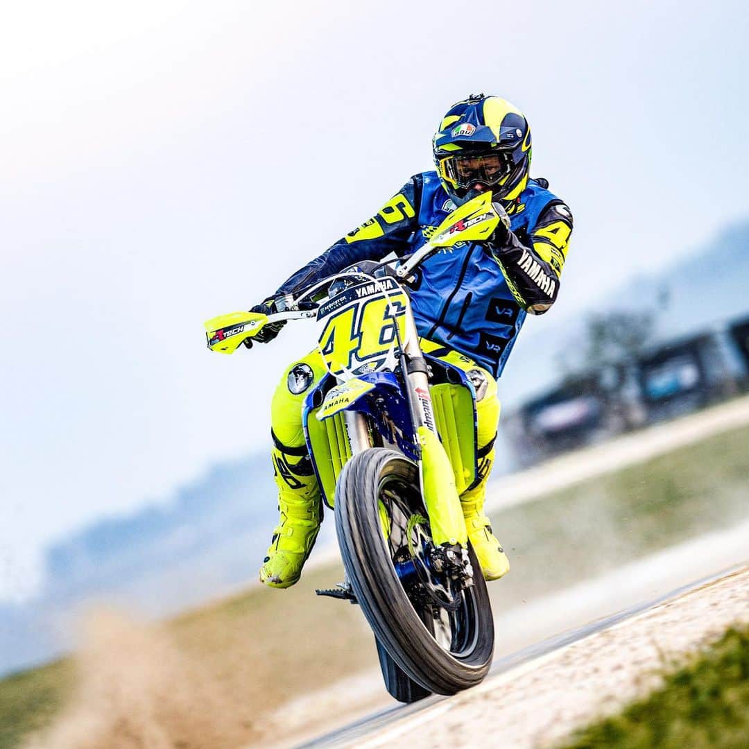 バレンティーノ・ロッシのインスタグラム：「Back at the Ranch🔥 @vr46ridersacademyofficial 📸 @camilss」