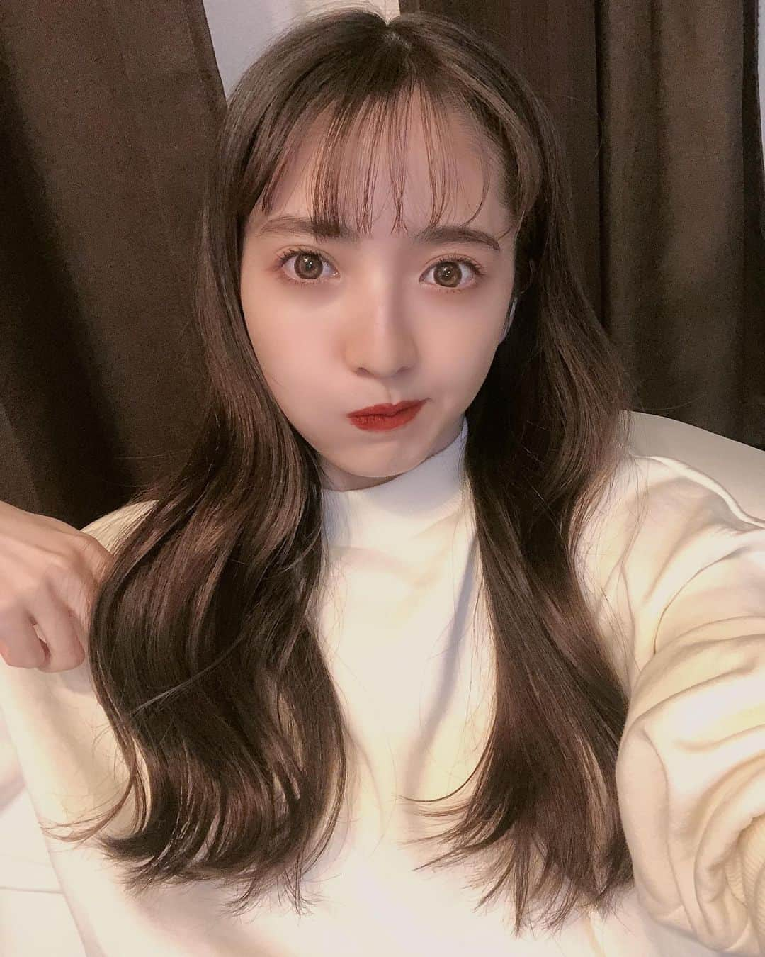 平木愛美さんのインスタグラム写真 - (平木愛美Instagram)「🧸 new hair🧡  髪に優しいオイルカラーで、艶々カラーしてもらったよ！！！ 前髪＆髪カットも！！！良い感じの絶妙長さに💫  ほだか様様✨✨ いつも可愛い髪をありがとうございます。  カラーの詳細はほだかさんのYouTubeにて動画になるかも？（たぶん）  わたしは只今、撮影おわって今サロンvlog＆ヘアケアアイテムな動画を編集中！！！！！ . いつぶり！？！てくらいにアプリを使って撮ってみました🚀髪色伝わりやすいかも〜！💕 . アプリの自分の顔苦手って思ってたけど、やはりアプリは盛れるな！？！🤔誰ってかんじですが😂  #newhair #oilcolor #selfie #app」1月14日 21時54分 - manamihiraki