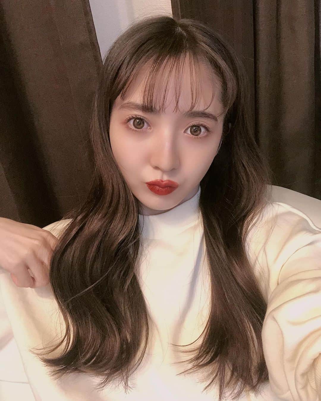 平木愛美のインスタグラム：「🧸 new hair🧡  髪に優しいオイルカラーで、艶々カラーしてもらったよ！！！ 前髪＆髪カットも！！！良い感じの絶妙長さに💫  ほだか様様✨✨ いつも可愛い髪をありがとうございます。  カラーの詳細はほだかさんのYouTubeにて動画になるかも？（たぶん）  わたしは只今、撮影おわって今サロンvlog＆ヘアケアアイテムな動画を編集中！！！！！ . いつぶり！？！てくらいにアプリを使って撮ってみました🚀髪色伝わりやすいかも〜！💕 . アプリの自分の顔苦手って思ってたけど、やはりアプリは盛れるな！？！🤔誰ってかんじですが😂  #newhair #oilcolor #selfie #app」