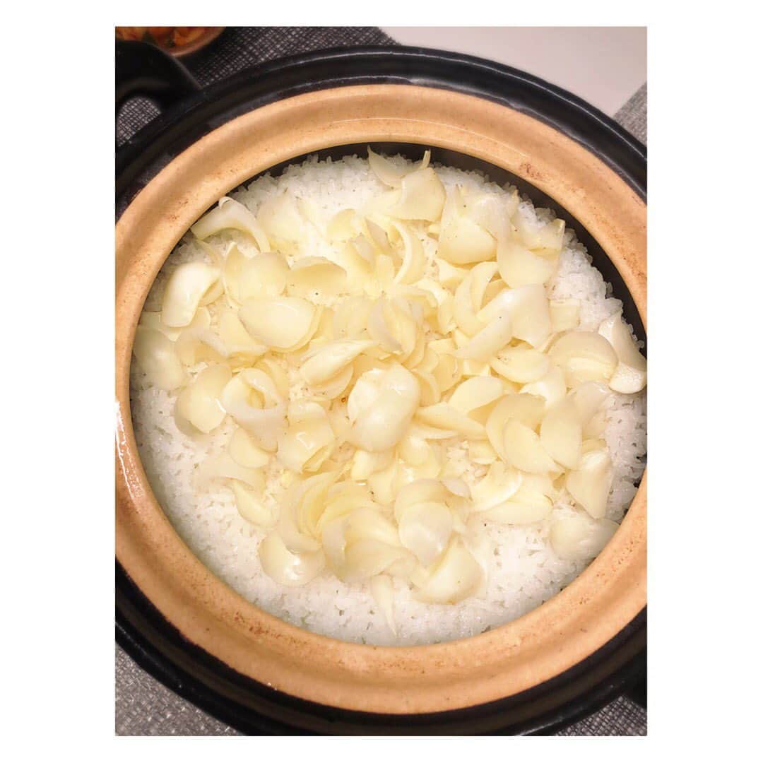 望月理恵さんのインスタグラム写真 - (望月理恵Instagram)「ゆり根ご飯。  米2.もち米1の割合です。 ゆり根がほくほくして 美味しかったです。  #ゆり根ご飯#ゆり根 #最近買った料理本のレシピ #作りすぎて冷凍庫行き #モッチーご飯」1月14日 21時54分 - mochiee28