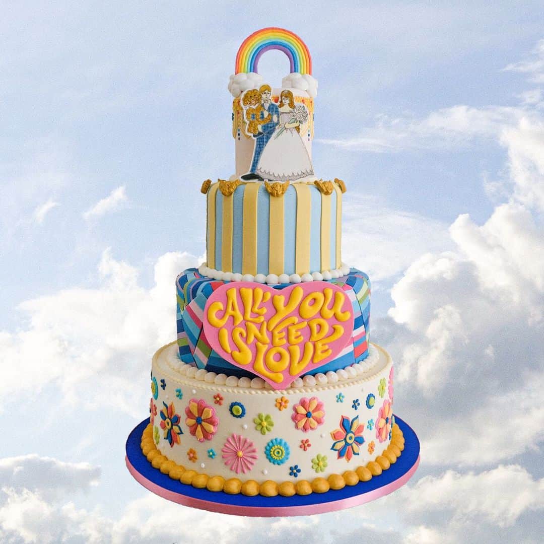 KUNIKAのインスタグラム：「Congratulations my dear friend! 🌈﻿ I made a wedding sugar cake for lovely @iamihsahakatiam 💗﻿ Sweets are forever! ﻿ 武井優心さんとタカハシマイちゃんのウェディングシュガーケーキを作らせていただきました。﻿ とてもハッピーなデザイン!﻿ マイちゃんありがとう❤︎ 作りながら私も幸せな気持ちになりました🥰﻿ ご結婚、おめでとうございます。﻿ 末永くお幸せに...🌈💗﻿ ﻿ ﻿ ﻿ #artofkunika #decorationcake #sugarcake  #sugarcakes #weddingcake #weddingcakedesign #ウェディングケーキ」