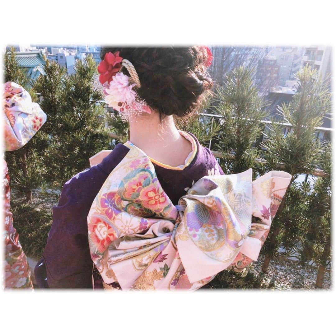 西満里奈さんのインスタグラム写真 - (西満里奈Instagram)「✼̥୭*ˈ . . 髪型は下の方でまとめ髪に . 髪飾りは、左耳よこに大きいのと、右耳うえに小さいのを . . #振袖ヘア #振袖ヘアアレンジ  #振袖髪飾り  #まとめ髪 #振袖 #振袖帯結び」1月14日 21時57分 - 24marina_0116