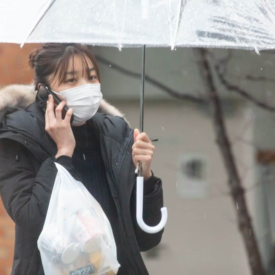 女性自身 (光文社)さんのインスタグラム写真 - (女性自身 (光文社)Instagram)「📣武田真治始めていた筋肉同棲…恋人・静まなみも筋トレの日々 --- 東京都内の高級マンションから現れたのは、モデルとして活躍している静まなみ（25）だった。 長身でスレンダー、ジャケットを着ていても、そのスタイルのよさは際立っている。雨が降り、寒風が吹いているにもかかわらず、弾むような足取りだったのが印象的だった。本誌が彼女を目撃したのは1月上旬。この数日前の1月1日には、デイリースポーツが彼女とタレント・武田真治（47）との交際を報じている。芸能関係者は言う。 「静まなみは、'16年10月に下着メーカー『トリンプ』のイメージガールに選ばれました。現役の歯科衛生士でありながらモデル活動もしていることから“二刀流美女”と、スポーツ紙に報じられています」 --- ▶️続きは @joseijisin のリンクで【WEB女性自身】へ ▶️ストーリーズで、スクープダイジェスト公開中☆ --- #武田真治 #静まなみ #モデル #歯科衛生士 #熱愛 #同棲 #億ション #結婚意識 #私設ジム #筋トレ #食事管理 #筋肉 #女性自身 #いいね #フォロー」1月14日 21時58分 - joseijisin