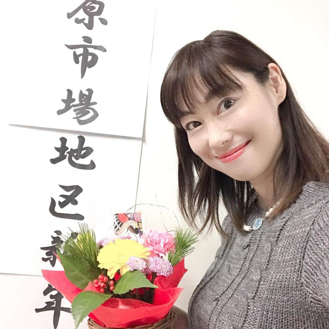 佐藤康恵さんのインスタグラム写真 - (佐藤康恵Instagram)「地元飯能市原市場の新年会に出席しました！ 地元の応援大使📣として、新年早々やる気まんまん(^^) 皆さんに原市場の実り詰まった野菜🥬🥔🍅を沢山食べてもらいたいな♡♪ 飯能の大久保市長も参加で会場は賑やかになりました🌻 私の大好物=四里餅（しりもち）も皆さん、よろしくね💋  #原市場新年会 #地元 #佐藤康恵 #小さい時から知っているご近所さん #女優 #モデル #歌手 #ジュエリーデザイナー #ysjewel #designer #singer #model #actress」1月14日 21時58分 - yasuesato.official