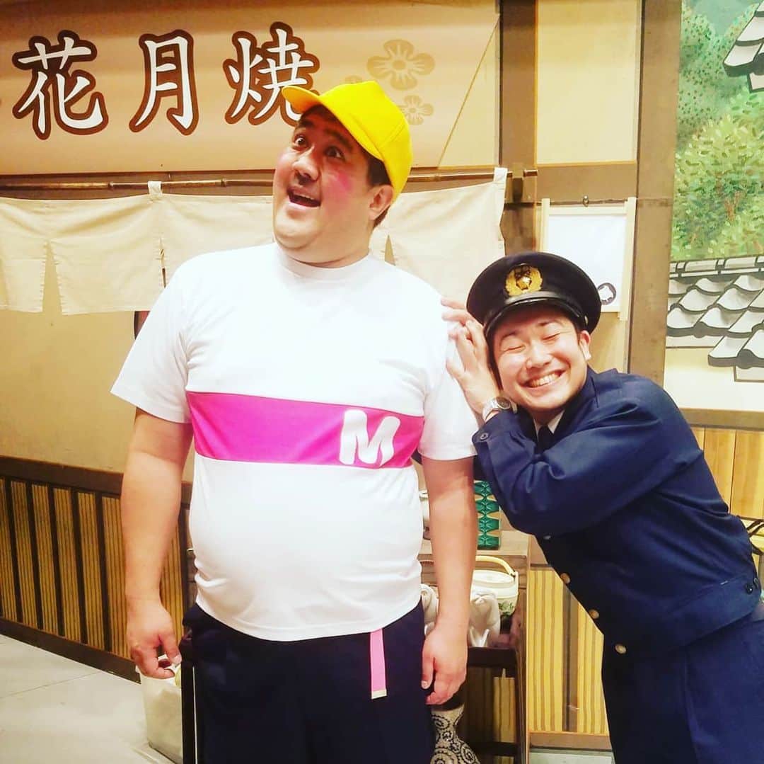 レイチェルのインスタグラム：「今週は祇園花月にて、  モロミさんリーダー週に出演させていただいておりますよ！  ご覧のとーり、  たぁのぁしぃーーーさ満載の新喜劇ですよ！  月曜日までやっておりますので、宜しかったら是非是非ですよっ！！！！！ 😁😁😁😁✌✌✌✌✌🎶🎶🎶🎶🎶✨✨✨✨✨」