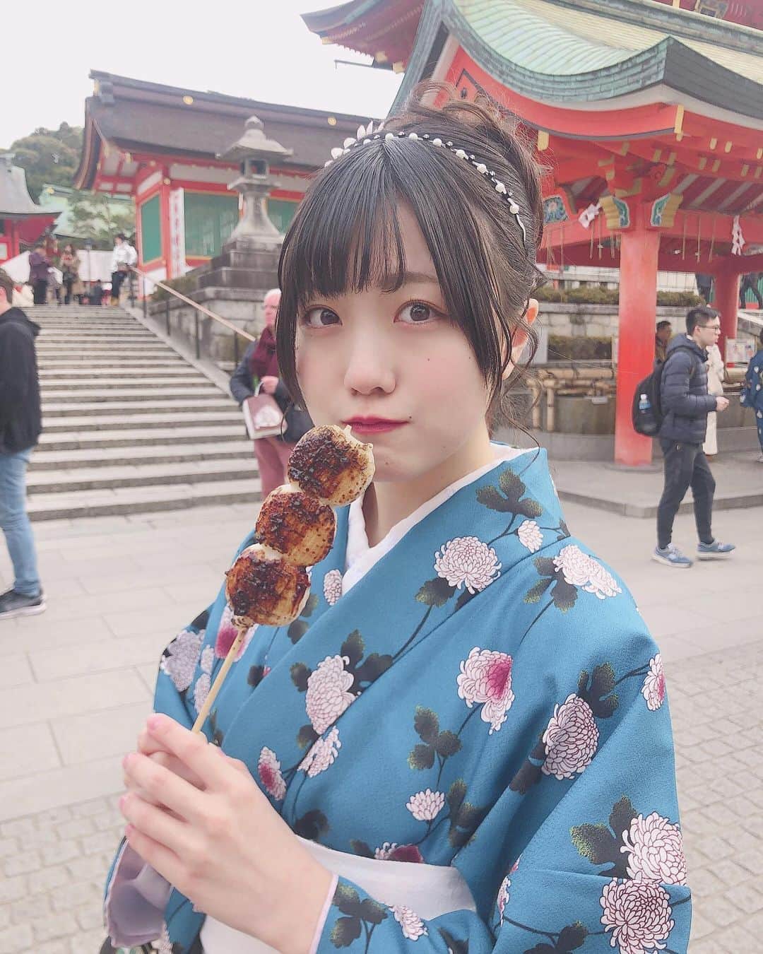 のインスタグラム：「🕊 普段選ばない色を選んでみました …! どうですか？😖 . その場でじっくり焼いてくれる お団子の屋台見つけて 速攻購入 ☺︎☺︎ 笑 . . . #伏見稲荷大社 #伏見稲荷 #京都 #京都旅 #Kyoto #着物 #京都観光」