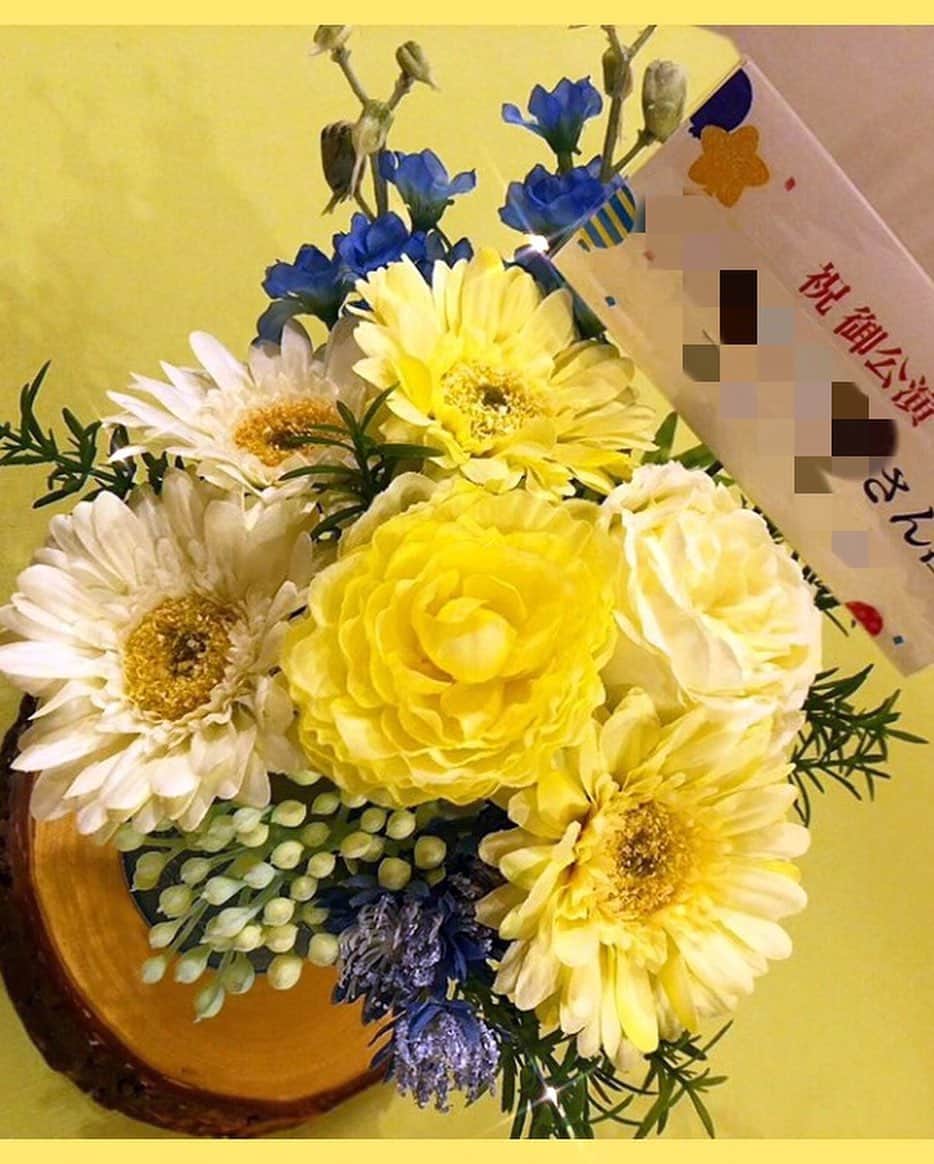 伊藤えみさんのインスタグラム写真 - (伊藤えみInstagram)「こないだの花材、こんなふうに利用しました😆✨舞台のお祝い花はもらう側の嬉しさがよーく分かるし、作ってる途中も幸せな気持ち💐 『flowemir（フローエミール）』→http://flowemir.theshop.jp/  #お花屋さん  #フローエミール  #舞台 #公演祝い  #お祝い花  #flowers #flowerstagram  #気のむくまま  #あれこれ作る #図工好き」1月14日 22時08分 - itoemi1019