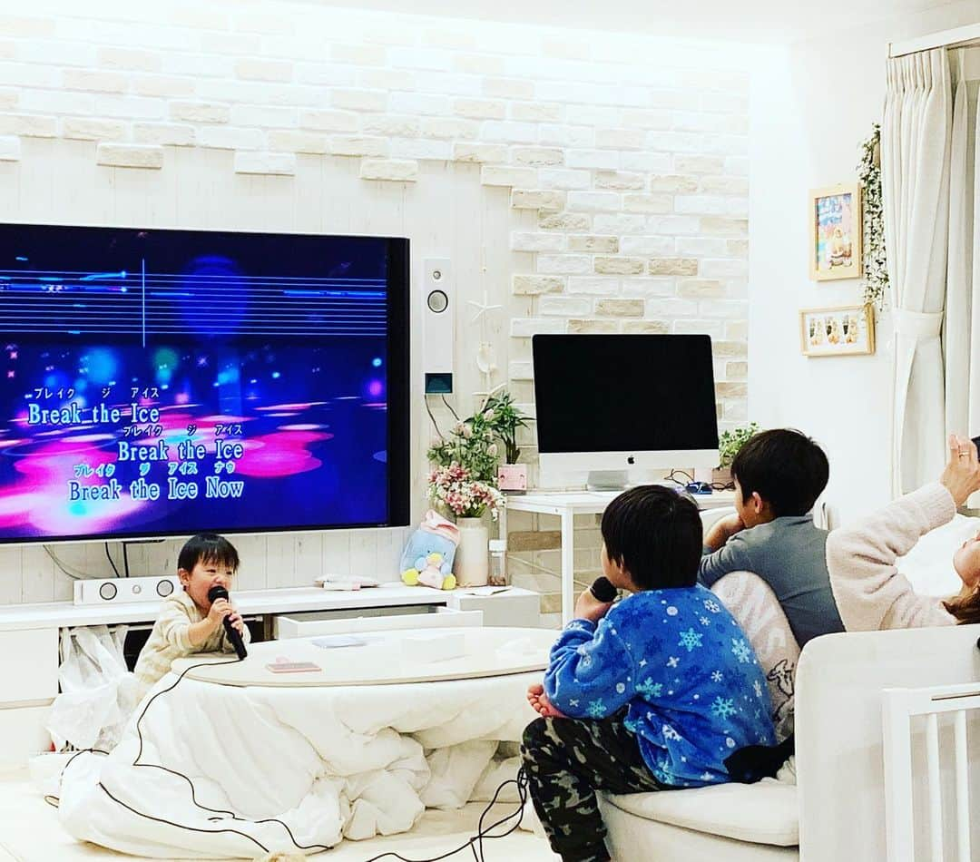 杉浦太陽さんのインスタグラム写真 - (杉浦太陽Instagram)「家カラオケ🎤  コアしゃんカラオケデビューw  @sugiurataiyou_official  #家カラオケ #子どもたちの歌声 #コアしゃん #あーあーぁーw #カラオケデビューw」1月14日 22時19分 - sugiurataiyou_official