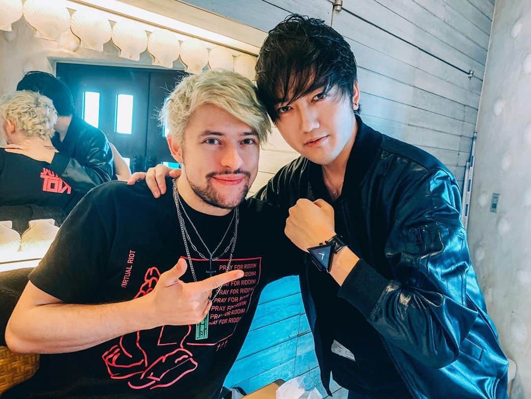 TeddyLoidのインスタグラム：「‪来日中のプロデューサー”Virtual Riot” @officialvirtualriot からプレゼントで腕時計をいただいてしまった🤭‬ ‪ ・ ロサンゼルスと東京、お互いのスタジオを行き来して音楽を作っています。 ・ 新曲を楽しみにしていて下さい⚡️ ・ ‬TeddyLoid - Guardians of the Universe feat. Virtual Riot‬ ‪https://open.spotify.com/track/3HNvi1W9CSNtndScdxZMdn?si=E5JHjvgwRueE08FAd0dtyQ‬」