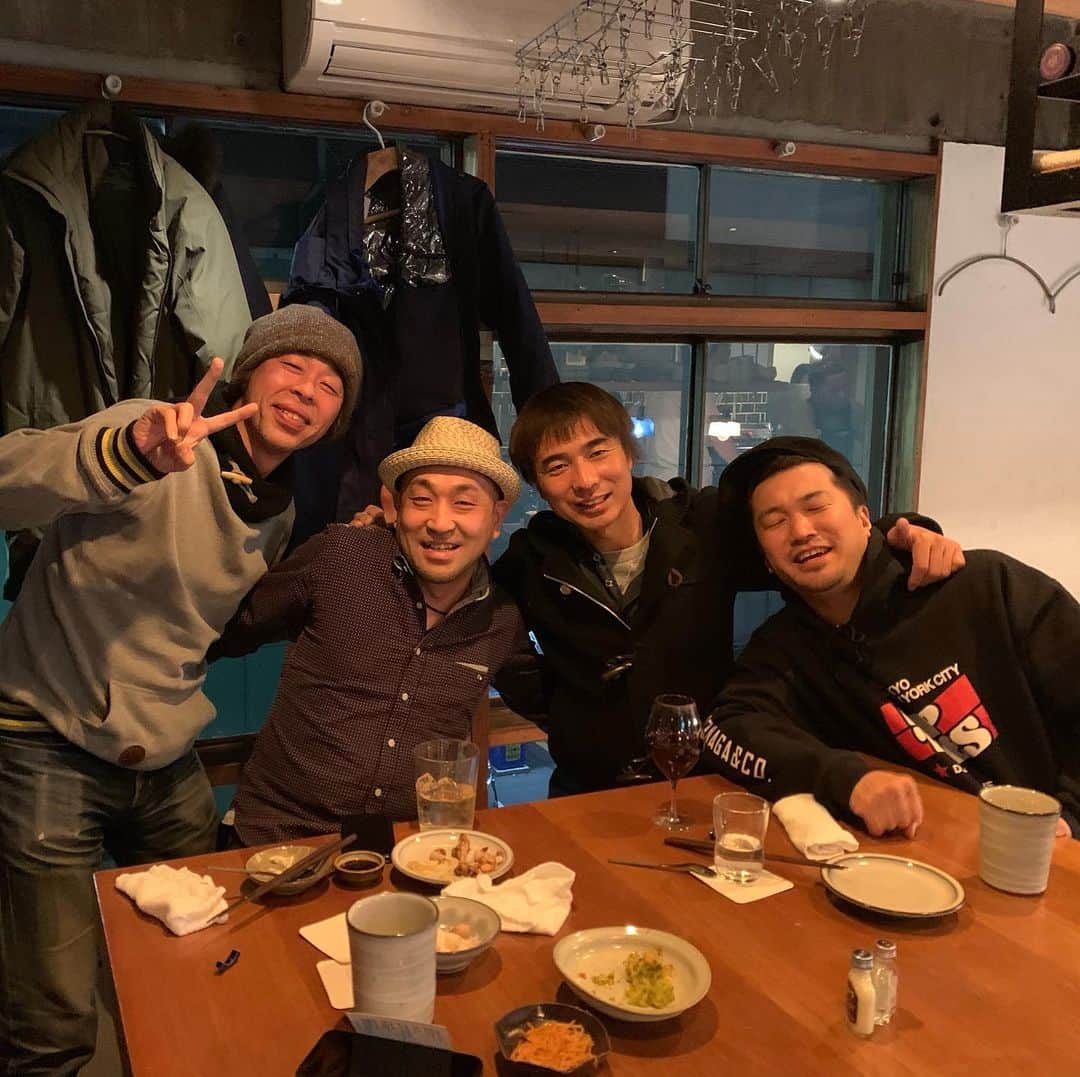 のインスタグラム：「13日に 熊本で開催された巻誠一郎さんの 引退試合帰りに福岡に訪れた  #平畠啓史 さんと、 . 酒場コージのオーナーの コージさん（@skb_ko_zi）と、 . フリーアナウンサーの 森田みきさん（@moritamiki710） にお声かけいただき、 . 元Jリーガーの三原廣樹さんが オーナーを務める三原豆腐店 （#三原の二階）で ご一緒させて頂いていたら、 . たまたま同じく巻誠一郎さんの引退試合帰りに 福岡に訪れた  #本山雅志 選手 が来店！ . . 巻さん奇跡の出会いをありがとうございます！ （もちろんお会いしたことないけどw）」