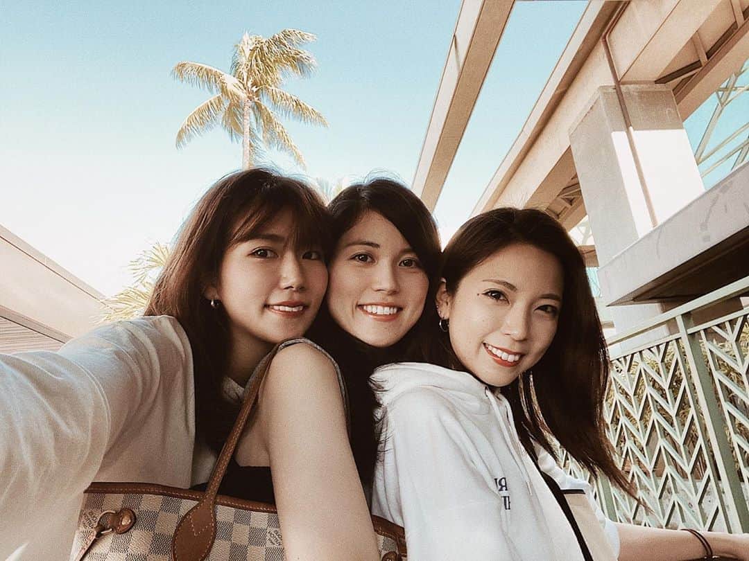 のインスタグラム：「family photos in Hawaii 🤙🏽🧡 15か20かいめくらいのハワイ 息してるだけでしあわせやたぁ🙁♡ ぱぱまま今年もありがとう👨🏼‍✈️♡ #hawaii」