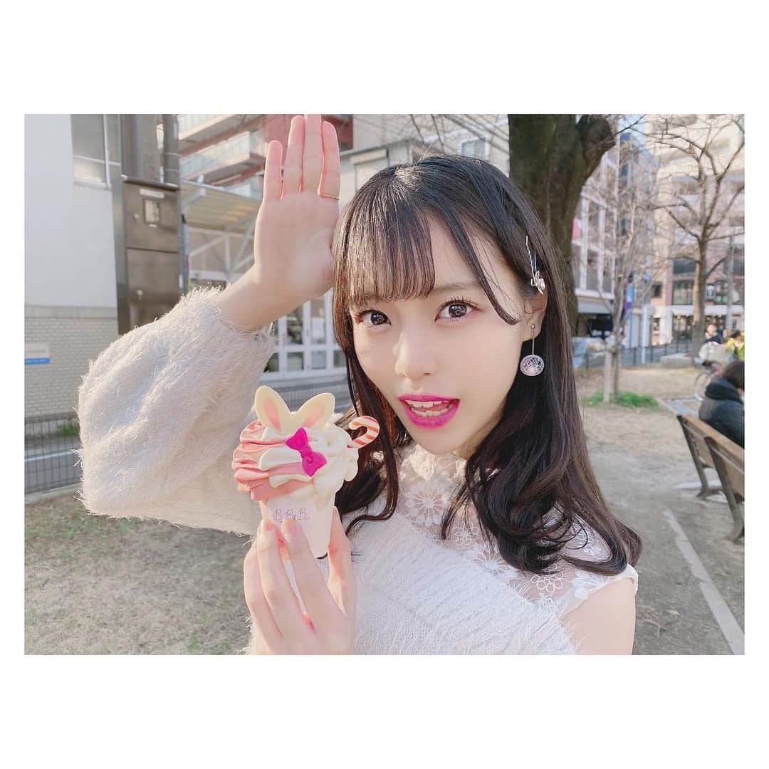 岩田陽菜さんのインスタグラム写真 - (岩田陽菜Instagram)「福岡のこのアイスとてもかわいくて美味しかったです🐇🎀🍓💕﻿ ﻿ ﻿ ﻿ #fukuoka#fukuokacafe#福岡#天神#大名#今泉#福岡カフェ#博多カフェ#天神カフェ#大名カフェ#今泉カフェ#ソフトクリーム#フラワーソフト#フラワーソフトクリーム#bumblebee#うさぎ#rabbit#リボン#ribbon#ステッキ#かわいい##いちご#strawberry#バニラ﻿ #ニット#かほちゃんのおさがり🥰#ヘアアレンジ#巻き髪」1月14日 22時14分 - hina_naso_stu48