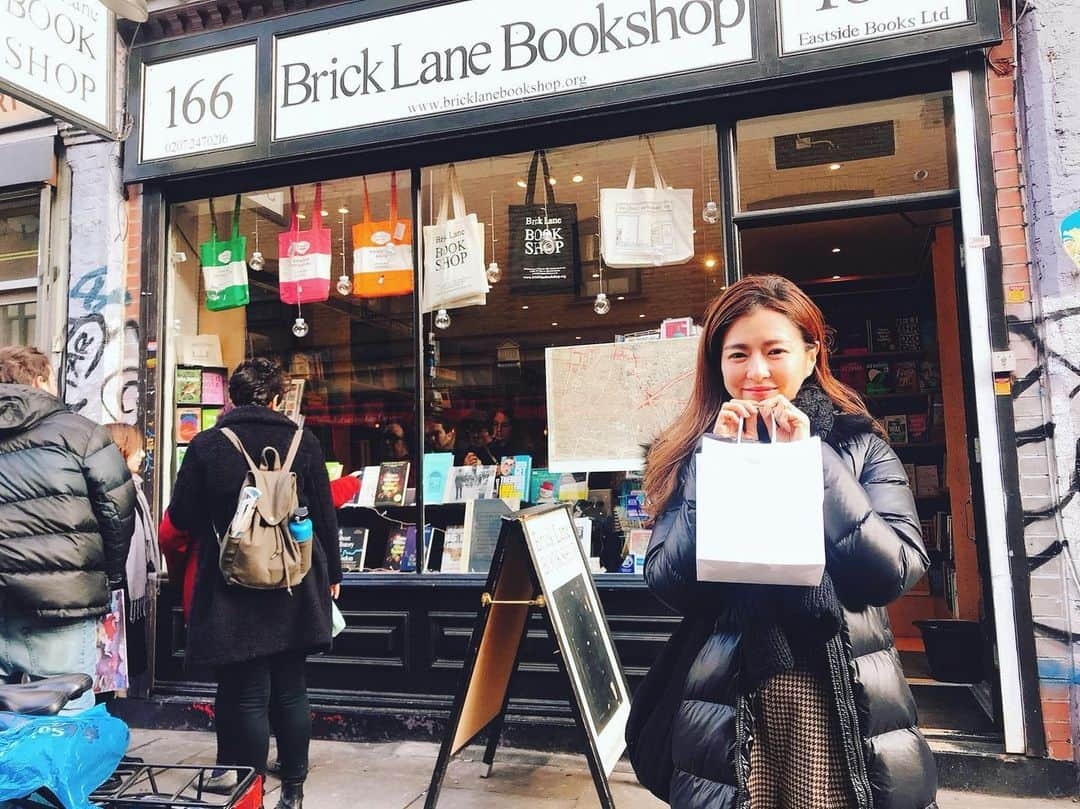 岩崎裕美さんのインスタグラム写真 - (岩崎裕美Instagram)「. 📍#bricklanebookshop . かわいいかわいい本屋さん📚 ＿＿＿＿＿＿＿＿＿＿＿＿＿＿＿＿＿＿＿＿＿＿＿＿＿ #uk #england #london #trip #travel #british #book #bookshop #travelphotography #英国 #ロンドン #ロンドン旅行 #イギリス #イギリス旅行 #旅行 #旅 #本屋」1月14日 22時15分 - hiromi_iwasaki