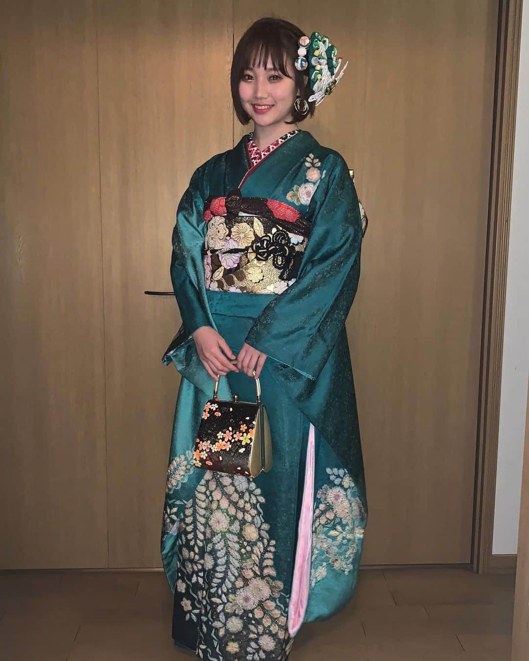 山田野絵さんのインスタグラム写真 - (山田野絵Instagram)「AKB48グループ成人式の前日、地元の成人式にも出席する事ができました！ 山田家の着物です👘！ 姉2人と同じ着物を着れて嬉しかった〜🥰 #新成人　#成人式」1月14日 22時21分 - noe.1007