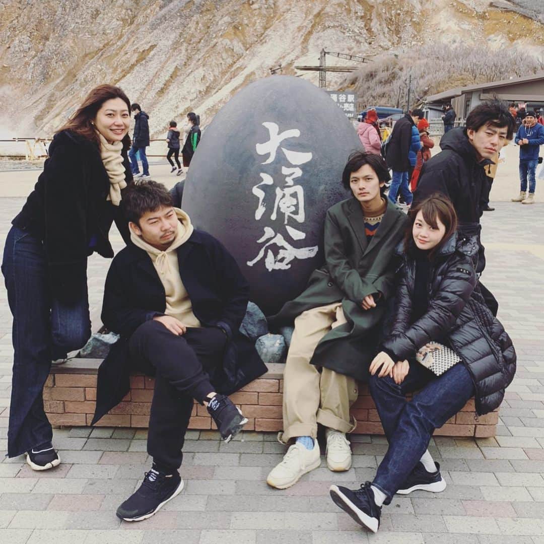 長坂 睦生のインスタグラム：「【#Life_mut #Trip_mut】﻿ 【箱根旅行】﻿ ﻿ コテージを借りて行ってきました。﻿ 露天風呂付きで最高でしたが﻿ 湯が全身浴できるほど温まらず足湯へ。 夜はひたすらコヨーテ(カードゲーム) 久々のメンバーで楽しかったなあ。﻿ 最近腰が重めだったので﻿ 積極的に外に出たり、休日泊まり行ったり﻿ しようと思いました。﻿ ﻿ ・1枚目﻿ 大涌谷でキメるな﻿ ・2枚目﻿ からのはっちゃけ﻿ ・3枚目﻿ 峯尾くん﻿ ・4枚目﻿ 峯尾くんを気になる夢咲〜足湯〜﻿ ・5枚目﻿ (峯)尾くん﻿」
