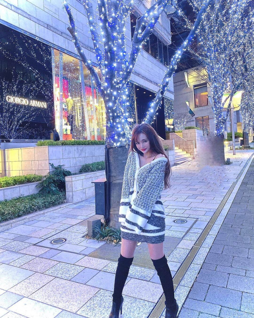 真優川咲さんのインスタグラム写真 - (真優川咲Instagram)「#💙#❄#☃#💎✨ ✧︎ #キラキラ大好き 🥰🌃💕 ✧︎ 最近#ヘビロテ してる #styleup#コーデ だよ💙 #ゆるふわ#シルエット でお気に入り😘💖 【 #setup #socksboots by @emiriawiz_official 🧶👢】 ✧︎ #ootd #EmiriaWiz #coordinate #ニットセットアップ #美脚#ソックスブーツ #illumination #Happy #Love #咲コーデ💋」1月14日 22時23分 - saki_411