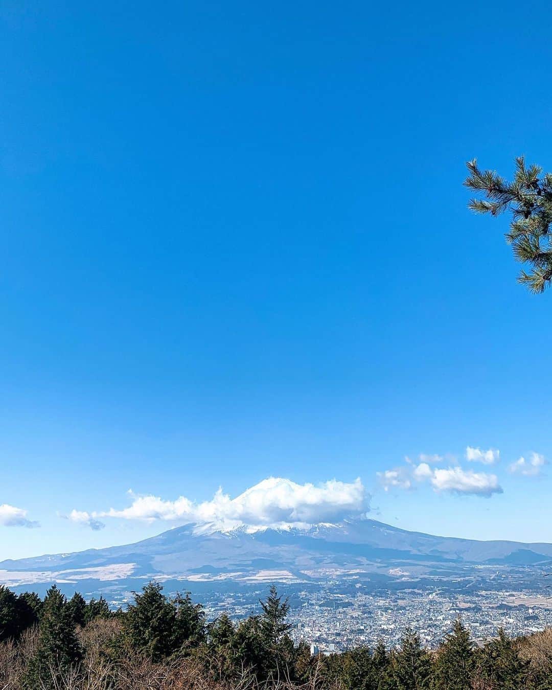 小濱なつきのインスタグラム：「あっ晴れ☀️ . . 友人夫婦にお誘い頂いて便乗した箱根温泉旅。 いつぶりの温泉だったかな。 極楽でございました♨️🥰 . . 美味しい楽しい癒しの箱根。 ありがとう❤️ . . #箱根　#富士山　#叶うなら毎月行きたい　#温泉旅行」
