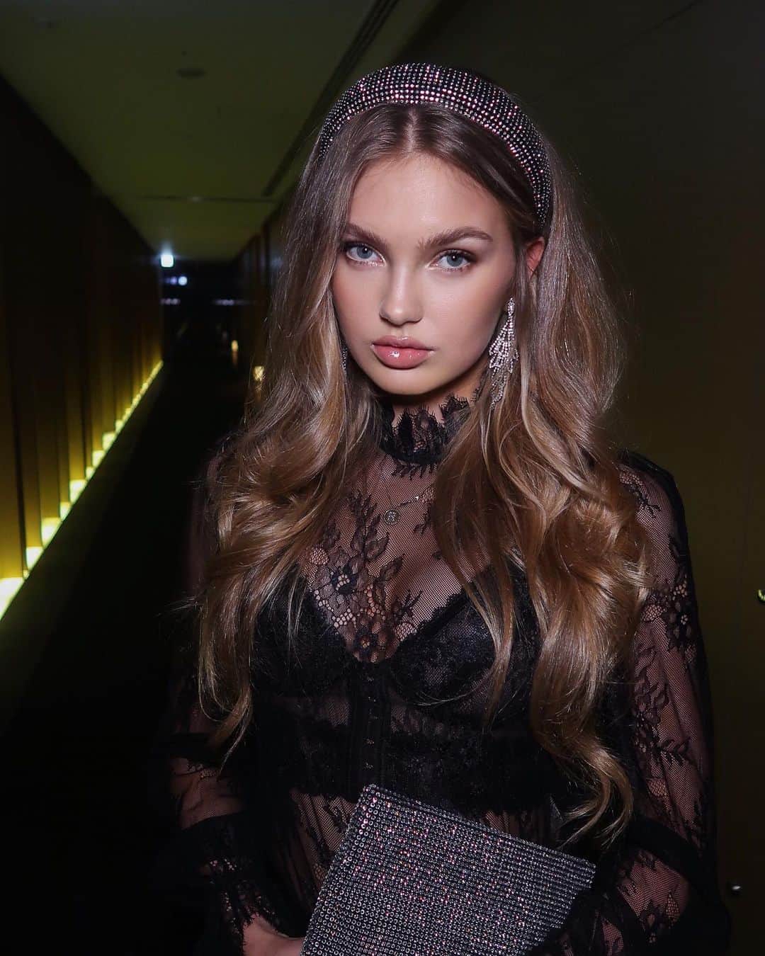 ロミー・ストリドのインスタグラム：「Blair Waldorf was my inspo tonight 👸🏼@revolve #revolvearoundtheworld」