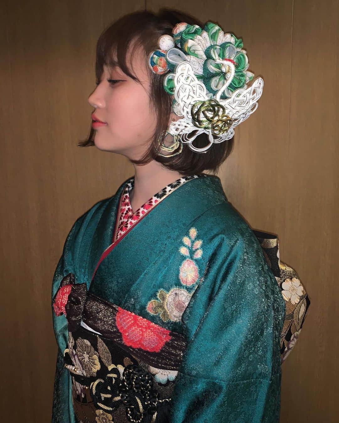 山田野絵さんのインスタグラム写真 - (山田野絵Instagram)「とっても素敵な髪飾りとイヤリングは、母の知り合いの方の手作りのものをいただきました！ 本当に立派なものだったので AKB48グループ成人式の時も胸元につけてあります🥰 世界にたった一つの私だけのもの〜😖💗✌️」1月14日 22時26分 - noe.1007