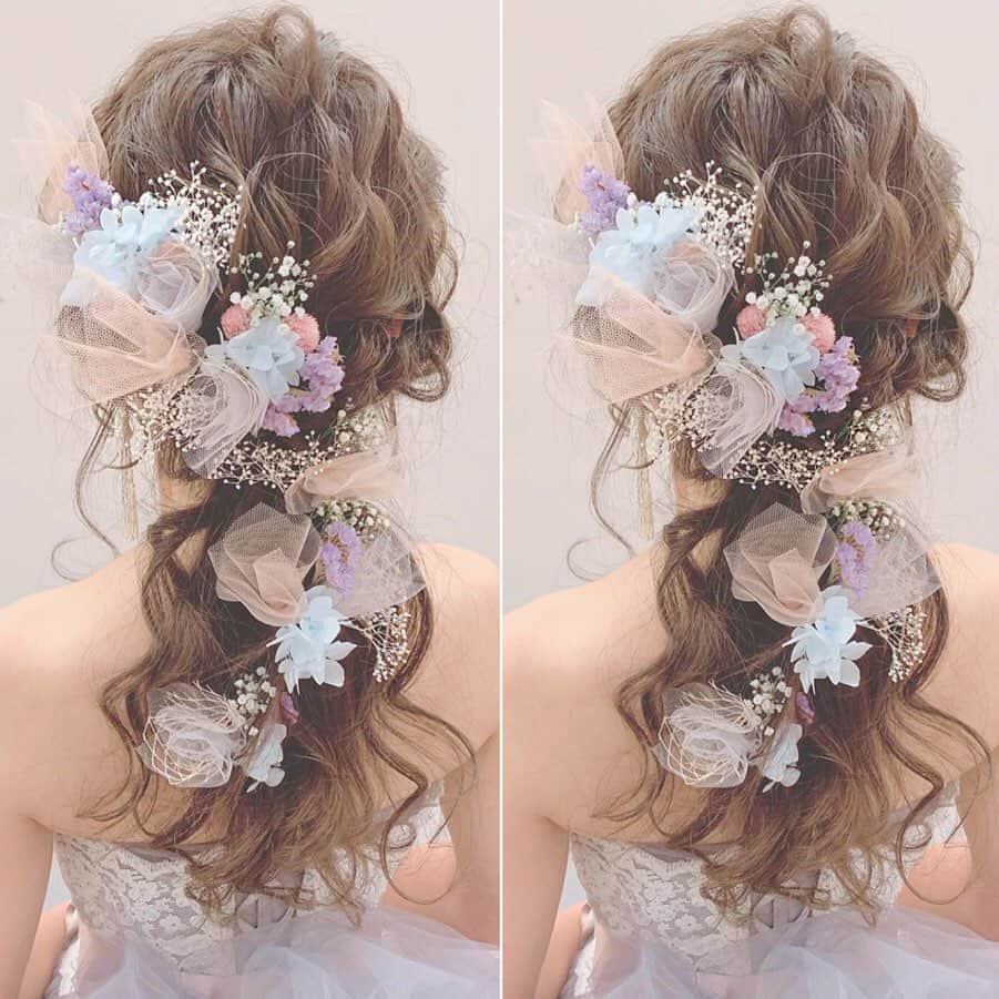 のインスタグラム：「女の子らしく可愛い♡おしゃれなブライダルヘア9選💓 . . ➸➸➸➸➸➸➸💒➸➸➸➸➸➸➸ 本当の料金がわかる✨ ウェディングニュース式場検索 👰 . アプリ： @weddingnews_editor web版： @weddingnews_concierge ➸➸➸➸➸➸➸➸➸➸➸➸➸➸➸➸ . . こちらのお写真は #美容師 @a.y.a.0114 さんからリグラムさせていただきました🌟ありがとうございました😊✨ . .  イマドキのおしゃれ花嫁さんにぴったり💓女の子らしくて可愛い♡a.y.a.0114さんのつくる #ブライダルヘア 🌼 . カバーはチュールと小花たっぷり💕ゆるふわ #ローポニー です😍 . ふわふわした雰囲気がとっても可愛い、女の子らしさ満点ですよね💓 . 付け方のバランスもいいので参考になりますね😊♩ . どのヘアも素敵なのでぜひスワイプ👉🏻してみてくださいね✨ . . . ＼📷投稿お待ちしています／ . 花嫁はもちろん、業者さんも大歓迎✨ アナタのお写真をご紹介してもOKという方は、ぜひ #ウェディングニュース にお写真を投稿してください💕 . . ⬇︎関連アカウント⬇︎ . 🕊メインアカウント 【 @weddingnews_editor 】 . 💒インスタグラムで式場探し 【 @weddingnews_concierge 】 . 👰花嫁から式場探し 【 @weddingnews_brides 】 . . その他、編集部からの連絡専用 @weddingnews_contact や、スタッフ個人の連絡用として @WN_xxxx（xxxは個人名）があります💕 . . …………………………… ❤️ウェディングニュースとは？ …………………………… . 花嫁のリアルな”声”から生まれた、花嫁支持率No1✨スマホアプリです📱💕 . . 🌸知りたい… #結婚式準備 に役立つ記事を毎日150件配信中♩ . 🌸見たい… インスタの #ウェディング 系投稿TOP100が毎日チェックできる＊IG画像の複数ワード検索も可♩ . 🌸叶えたい… 式場をはじめとした  #結婚式 関連の予約サイトが大集合♩ . 🌸伝えたい… 自分の結婚式レポ『マイレポ』が簡単に作れる♩卒花嫁のレポが読める♩ . . @weddingnews_editor のURLからDLしてね✨ . . . #プレ花嫁 #結婚  #花嫁 #ウエディング  #プレ花嫁準備 #2020秋婚 #ウェディングヘア #ヘアセット #ヘアメイク #ヘアスタイル #ヘアアレンジ #ポニーテール #編みおろし #ヘッドドレス #ドライフラワー #カラードレス #美容室 #二次会ヘア #2020春婚 #卒業式ヘア #卒業式 #日本中のプレ花嫁さんと繋がりたい」