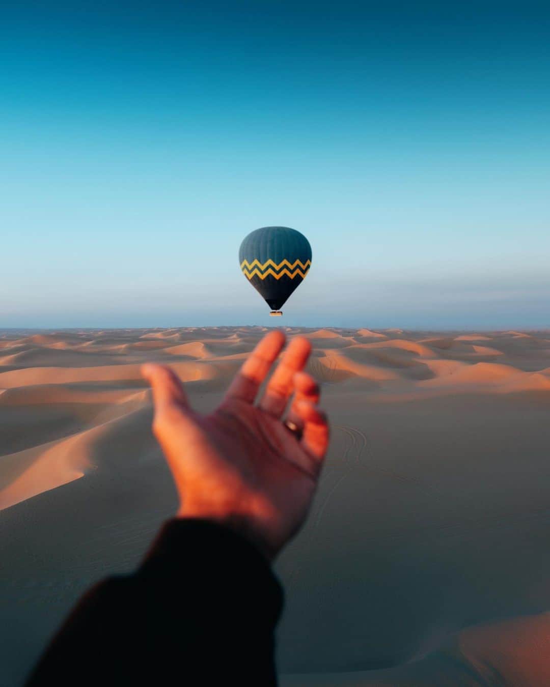 Simone Bramanteのインスタグラム：「{ Silent Roads } • After the paths into sandy roads, it’s time for an experience that I always enjoy. Being lulled by a balloon ride.  @ballooning_uae #hotairballoon @mydubai @visit.dubai #visitdubai #mydubai」