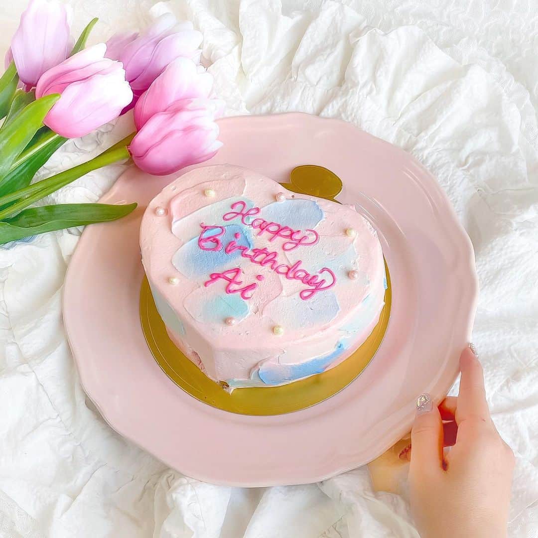 tomomi ❤︎ よしはしともみ ❤︎さんのインスタグラム写真 - (tomomi ❤︎ よしはしともみ ❤︎Instagram)「. . お友達のBDケーキ🧁🌷 . 今回は @dolcemaririsa でお願いしました💫 あわ〜いグラデーションで 韓国っぽケーキが可愛すぎる〜💕 . #dolcemaririsa #birthdaycake #birthdayparty #cake #koreacake #tokyocafe #omotesandocafe #誕生日ケーキ #誕生日プレート #バースデーケーキ #バースデープレート #ドルチェマリリッサ #オーダーメイドケーキ #ケーキ #バースデーパーティー #フォトジェニックスイーツ #韓国ケーキ #ハートケーキ #表参道カフェ #東京カフェ #マーブルケーキ #グラデーションケーキ」1月14日 22時33分 - tomomi_yoshihashi