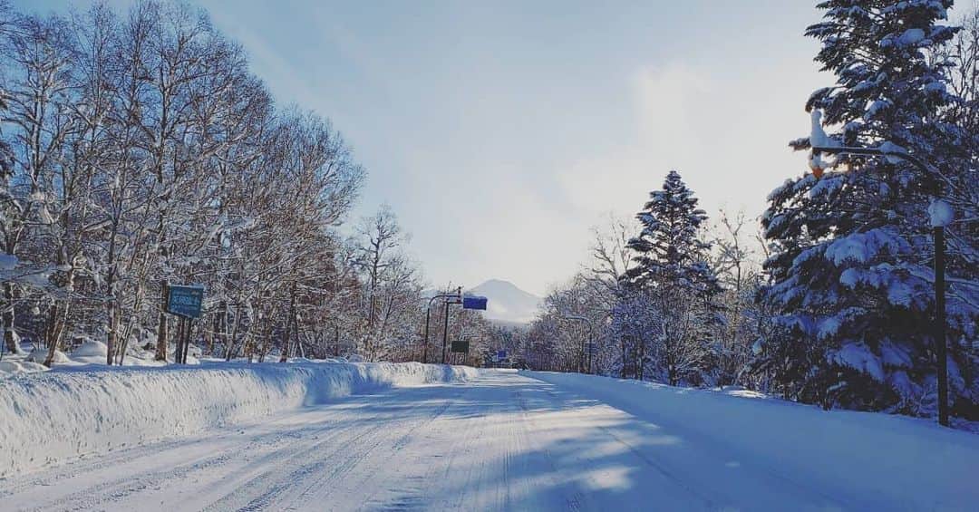 西真理子さんのインスタグラム写真 - (西真理子Instagram)「❄Snow scene❄  雪は誰もが美しさと清々しさを感じられる。そして子供心を蘇らせるね✨  Memories of snow scene.  #snow #japan #hokkaido #bieihokkaido #bilke #snowscene #campingcar #雪景色 #北海道 #美瑛 #富良野 #青の池 #道の駅 #旅」1月14日 22時34分 - mari.nishi.7