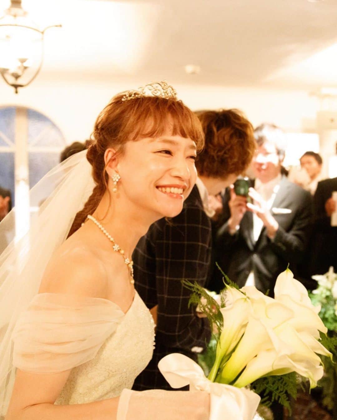 柴田紗希さんのインスタグラム写真 - (柴田紗希Instagram)「こんなに王子様とお姫様の言葉が似合う結婚式、初めてだった！ おとぎ話みたいな2人 結ばれて本当に良かったなぁって なぜかすごく思っちゃう いつも会うと唯一無二な2人だなって感じるんだー♡ 目には見えない何かすごーい愛で繋がってるんだろうな とてつもなくたくさんの人から愛されてる素晴らしい2人が これからもずっと一緒に笑って過ごせますように✨ 改めてこの結婚式で2人の人としての素敵な力をパワーを感じました。 すんごくすんごくすんごく！ おめでとう！！！！🕊」1月14日 22時34分 - shibasaaki