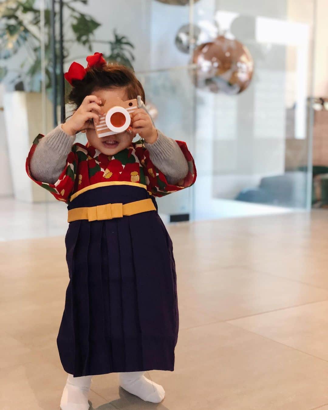 のインスタグラム：「Here we have a micro professional photographer📸 . . . プロの構え😂 . 初詣に行くのに引っ張り出してきたMiaの袴は あっという間に背が伸びてつんつるてん . おまけに防寒対策に中にセーター着たままだから 風情あるんだかないんだか🙈💓 . 最近良く登場するお気に入りカメラはお友達のにもらった　@kikoandgg_jp のもの🎶 @russianblue912 ありがとー🥳 . 腰を落として構えて星形のシャッターをしっかり押す様子はかなりいっちょまえ笑 . . . #カメラマン #初詣 #ベビー袴 #富士山着物工房 #富士吉田市  #1yearold #22monthsold #1歳10ヶ月 #たれ目 #たれ眉  #miababyliving #miababyliving_hair #naoliving_toys」