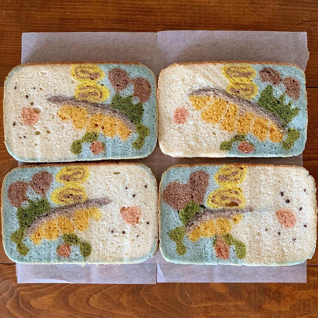 Ranさんのインスタグラム写真 - (RanInstagram)「. . . #イラストパン #鮭弁 . . イラストパンなので 蓋の裏側ももちろん、鮭弁♫ 切れば切っただけ、鮭弁♫ . . . Salmon lunch box.  It is a popular lunch box in Japan. . . . #bread #baker #lunchbox #japanesefood #salmon #bento #bentobox #breakfast #breadart #artbread #artfood #foodvideo #lunchtime #パン #食パン #手作りパン #鮭弁 #鮭弁当 #お弁当 #弁当 #弁当女子 #弁当記録 #弁当箱 #焼き鮭 #卵焼き #日の丸弁当 #萌え断 #パン教室 #konel」1月14日 22時40分 - konel_bread