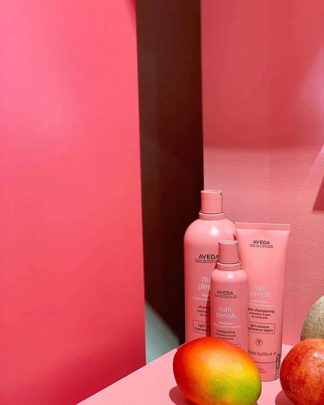 小林さりさんのインスタグラム写真 - (小林さりInstagram)「AVEDAのpopupへ行ってきました◡̈♡ ざくろのいい香りがするヘアケア⋆︎* ピンクのパッケージとピンクに彩られたお店が可愛かった❁⃘°. ・ ・ ケータリングはヴィーガンフード ༘* 外からも内からもきれいになりたいな♡ ・ ・ リナとの動画、このシャンプーが目に入らんかー！！みたいだね◡̈笑 ・ ・ @avedajapan  #aveda #アヴェダ #ニュートリプレニッシュ  #うるおい美髪 #ヘアケア」1月14日 22時42分 - _____sari