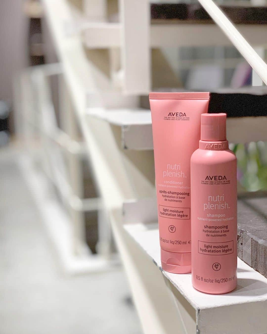 小林さりさんのインスタグラム写真 - (小林さりInstagram)「AVEDAのpopupへ行ってきました◡̈♡ ざくろのいい香りがするヘアケア⋆︎* ピンクのパッケージとピンクに彩られたお店が可愛かった❁⃘°. ・ ・ ケータリングはヴィーガンフード ༘* 外からも内からもきれいになりたいな♡ ・ ・ リナとの動画、このシャンプーが目に入らんかー！！みたいだね◡̈笑 ・ ・ @avedajapan  #aveda #アヴェダ #ニュートリプレニッシュ  #うるおい美髪 #ヘアケア」1月14日 22時42分 - _____sari