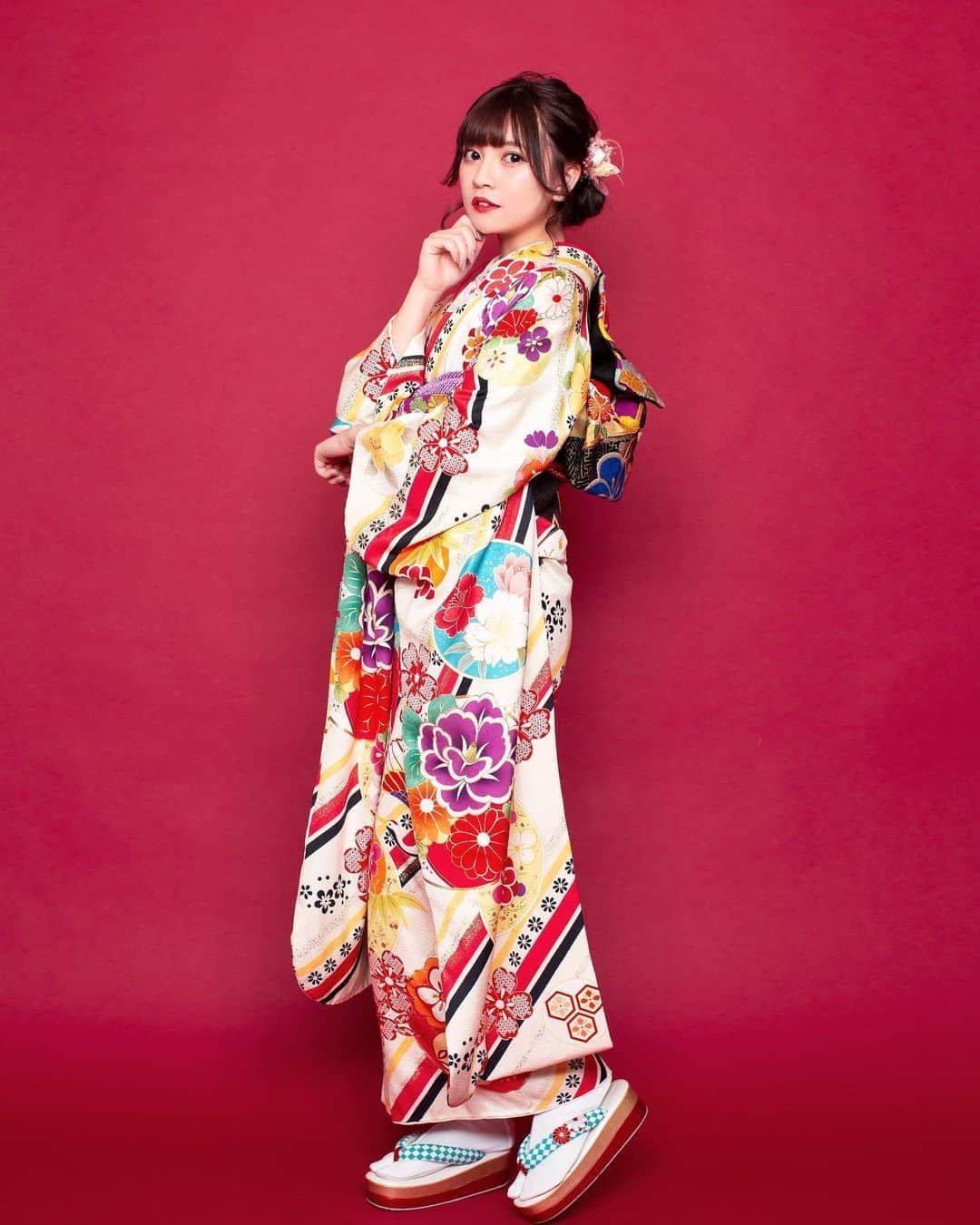 廣川奈々聖のインスタグラム：「大人っぽい振袖も迷ったけど﻿ 『色とりどりで、華やかな振袖は20歳の今しか着れない！』と思って、これにしました❤︎（笑）﻿ ﻿ ﻿ ママとかなり時間かけて選んだから﻿ 何から何までぜんぶお気に入りです！🐇💐 ﻿ ﻿ ・﻿ ・﻿ ・﻿ ﻿ #振袖 #成人式前撮り」