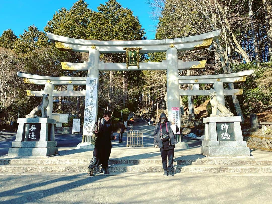 引地敬澄さんのインスタグラム写真 - (引地敬澄Instagram)「⛩2020年🐕🐕初詣の旅⛩ . 毎年恒例の三峰神社 @mitsuminejinja 様への初詣に行って参りました🐕🍀！ . 僕が幼少の頃から毎年欠かさず(喪中を除き)に初詣に来させて頂いてます！！ . すなとも今年で4回目かな！？ . 兎に角毎度、三峰神社様に初詣してやっと新年始まった感を感じてます😂！！w . とても山奥にあるので空気が兎に角澄み渡ってて、ピリッとする寒さがより心を洗われる感じがします☺️🍀 . そして毎年いつも木札を買わせて頂くのですが、その際本殿に上がらせて頂き御祈祷を受けるのですが、それがもう本当に心身共に清まるので絶賛大好きです☺️🍀！ . . そして今年はビックリするくらいに狼(おイッヌ)様グッズが増えててビックリした😂！！w . 既に何個か持ってるんだけど、、、絶賛犬好きの引地さんとしては、、、やはり買わずにはいられませんでした( ᷇ᴥ ᷆ )🍀ww . 御守りぬいぐるみと題して家族様に3つゲットさせて頂きました🐕🐕🐕！w . . そんな今年の運勢は、、、 . 吉🐕🍀！！！ . 2年連続大吉だったので、連続記録は途絶えましたが、兎に角今年も素敵な一年になる気がしてます、、！（笑） . というか、、、します😼🔥！！w . . . そんなこんなで！！ . 2019年の"大感謝"と 2020年の"覚悟"と"誓い"を御祈祷させて頂き、本当に素敵な初詣になりました🐕🍀⛩！！ . . . しゃー！！ 2020年も絶賛頑張るぞー🐕🍀！！！ . . . #三峰神社 様　#三峰山　#秩父　#狼　#お犬様　🐕⛩ #2020 #初詣　 #KinCrossWorld #SMILOOP  #HAPEACE #引地髪服　 #ぱおーに　🐕🍀」1月14日 22時53分 - takazumi0402