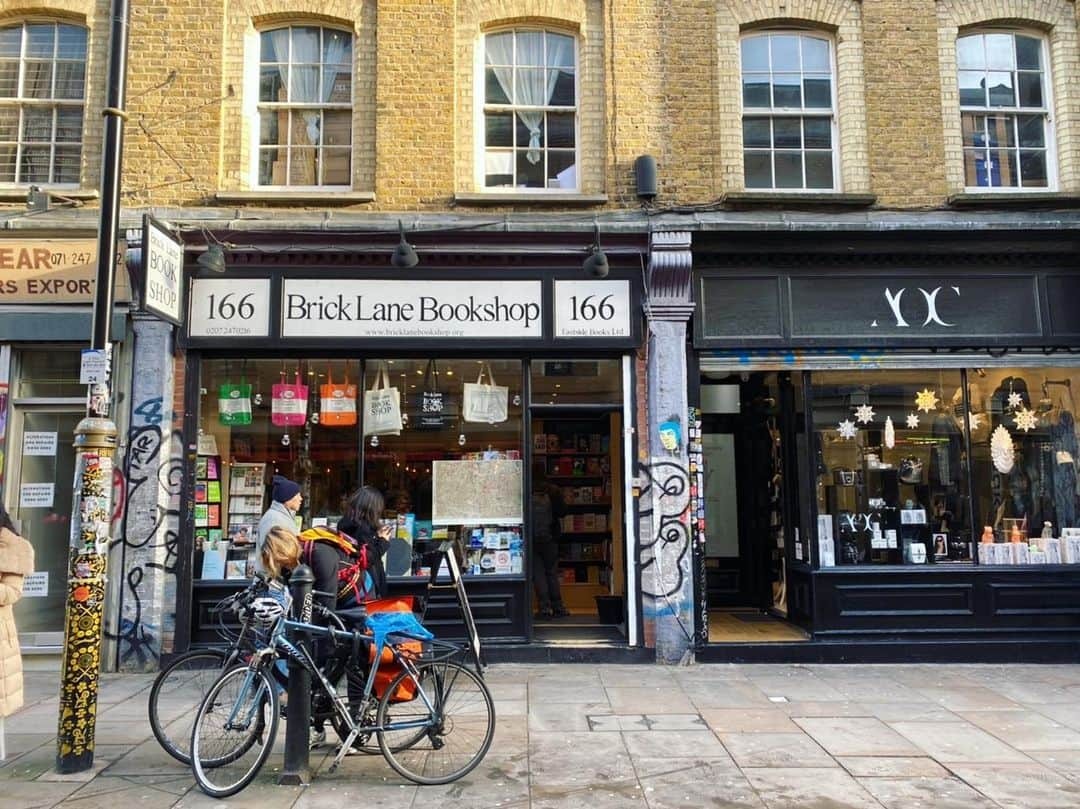 岩崎裕美さんのインスタグラム写真 - (岩崎裕美Instagram)「. 📍#bricklanebookshop 📚 . 📕📗📘📙 ＿＿＿＿＿＿＿＿＿＿＿＿＿＿＿＿＿＿＿＿＿＿＿＿＿ #uk #england #london #trip #travel #british #book #bookshop #travelphotography #英国 #ロンドン #ロンドン旅行 #イギリス #イギリス旅行 #旅行 #旅 #本屋」1月14日 22時53分 - hiromi_iwasaki