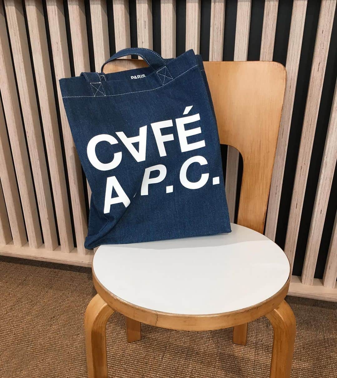 のインスタグラム：「Café A.P.C. tote bag in Japanese denim.⠀ ⠀ At café A.P.C. in Paris, you’ll find a selection of branded  objects: T-shirt, tote bag and thermos for coffee to go.⠀ ⠀ Come and enjoy A.P.C.’s various drinks made with our special moka and A.P.C. ARCHIVES exhibition until January 30th. ⠀ ⠀ Address: 168 Galerie de Valois 75001 Paris⠀ ⠀ Café A.P.C. tote bag is available at café A.P.C. and at apc.fr⠀ ⠀ #APC #cafeAPC #APCtotebag #APCmoka #APCArchives #Paris」
