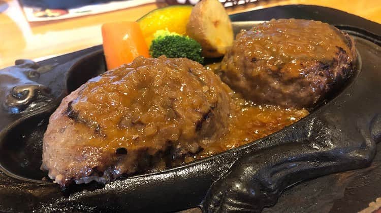 のインスタグラム：「.﻿ 思い出のツアー飯シリーズ﻿ ﻿ 残すところツアーファイナルのみ。﻿ 1/18(土)大阪 福島2nd LINEです。」