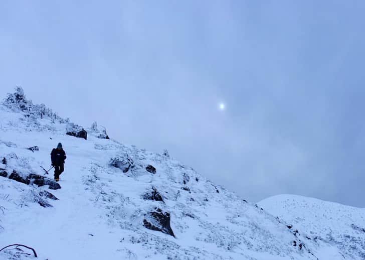 野口健さんのインスタグラム写真 - (野口健Instagram)「娘殿とテクテク山歩き。一緒に山に登るのは夏のキリマンジャロぶり。本人いわく体力が落ちたと。陸上部で毎日走っているのに、登山で使う体力とは違うみたいです。  ほとんど貸し切り状態の八ヶ岳を一歩また一歩。二人で昨年を振り返り、そして今年からの新たな挑戦について語り合った。  山で過ごす時間は同じく時間でも濃いもの。  もうまもなくスタートする娘殿との写真展。これも楽しみ。  #野口健#野口絵子#八ヶ岳#茅野市#天狗岳#富士フィルム#富士フィルムxt1#ミレー#野口健親子登山」1月14日 22時51分 - noguchiken8848