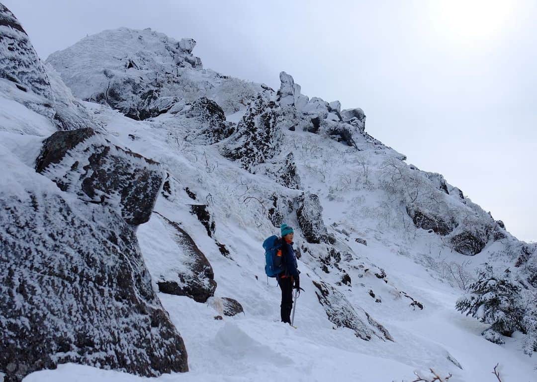 野口健さんのインスタグラム写真 - (野口健Instagram)「娘殿とテクテク山歩き。一緒に山に登るのは夏のキリマンジャロぶり。本人いわく体力が落ちたと。陸上部で毎日走っているのに、登山で使う体力とは違うみたいです。  ほとんど貸し切り状態の八ヶ岳を一歩また一歩。二人で昨年を振り返り、そして今年からの新たな挑戦について語り合った。  山で過ごす時間は同じく時間でも濃いもの。  もうまもなくスタートする娘殿との写真展。これも楽しみ。  #野口健#野口絵子#八ヶ岳#茅野市#天狗岳#富士フィルム#富士フィルムxt1#ミレー#野口健親子登山」1月14日 22時51分 - noguchiken8848