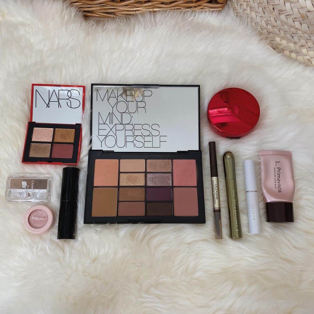 目見田早弥子のインスタグラム：「| ꙳ 昨日の投稿に使ったコスメ。左上から 1.@narsissist クワッドアイシャドー 5057 2.@canmaketokyo ミックスアイブロウ 02 3.@etudehousejapan ピクニックエアームースアイズ PK001 4.@chanel.beauty ボームエサンシエル スカルプディング 5.@narsissist メーキャップユアマインド アイ&チークパレット 6.@narsissist アクアティックグロークッションファンデーション 7.@cezannecosmetics ブラシ付アイブロウ繰り出し 01 8.@uzu_byflowfushi モテマスカラ カーキ 9.@toonecosmetics アイブロウマスカラ 01 10.@primavista_official_jp カサつき・粉ふき防止化粧下地 ↓そして写真に入れ忘れましたがlipです↓ 11.@bidol_official つやぷるリップ 06 ⠀ アイホール全体に1.の左上の色をブラシでのせて、 涙袋のところに5.の上段右側のアイシャドウをのせ その上から同じく1.の左上を目頭側に少しのせます。 アイホールの黒目の上だけ3.を指で塗ってます。 チークは5.の左上のオレンジ。 頬骨の高いところを中心にブラシでぼかしながら。 顎にもぬってます。 4.のハイライトは眉尻から頬骨にかけて、Tゾーン、 上唇のMのところ、顎に。 ⠀ 文章だと大変ですね〜😭💦 動画の方が伝えやすいのだけど、娘のイタズラが入るので撮るのが難しい..🙃 ⠀ NARSのクッションファンデ、乾燥するというレビューも見たのですが、私的にはしっかり叩き込むと物凄くツヤツヤしました。驚くほどツヤツヤ。 普段ファミュのクッションファンデも使っているのですが、カバー力と艶感どちらもNARSの方がしっかりめの印象です。 ナチュラルにしたい時はファミュ、いつもよりしっかり目にメイクしたい時はNARSを使うようにしてます。 ファンデーション、クレドポーの#ルフォンドゥタン も去年自分への誕生日プレゼントとして購入して愛用してるのでそれもまた今度postします◯」