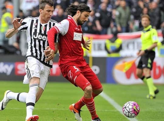 クリスティアン・ザッカルドのインスタグラム：「Against @mariomandzukic @juventus @carpi_fc_official #memories  #tbt #duelli #difensore #attaccante #Mandzukic #Zaccardo #player #soccer #SerieA #2016 #Juventus #Carpi #capitano」