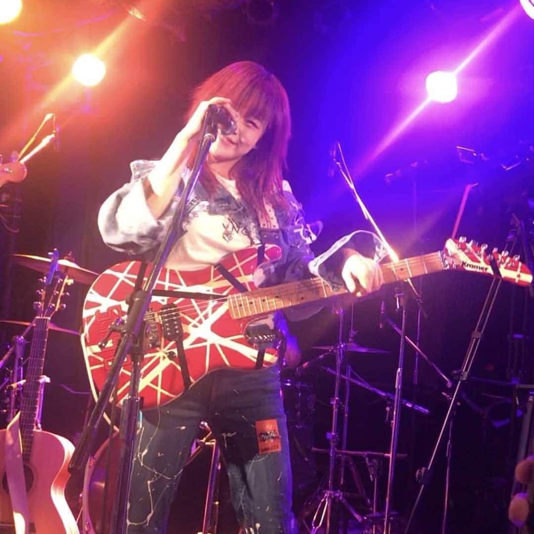 涌嶋茜さんのインスタグラム写真 - (涌嶋茜Instagram)「先日、ザ・ラジオカセッツさんのライブにオープニングアクトとして出させて頂きましたー！ こんなにステージで映えるギター愛すしかないだろう！ 重いから肩こり凄いけどな！  #青春高校3年C組 #ラジカセ #オープニングアクト #ギター #🎸 #エレキギター #アコースティックギター #テイラー #5150 #EVH」1月14日 23時20分 - wakussy