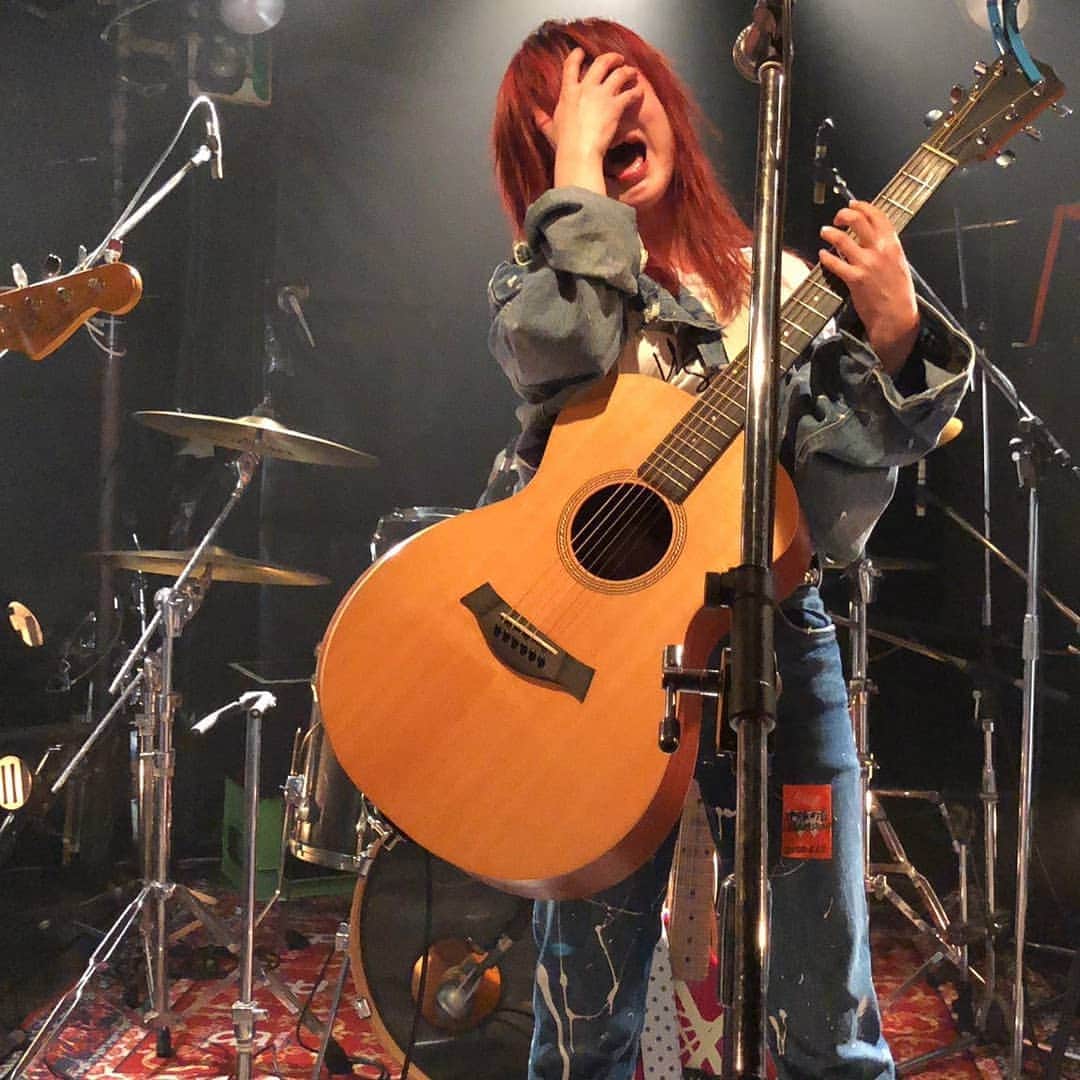 涌嶋茜さんのインスタグラム写真 - (涌嶋茜Instagram)「先日、ザ・ラジオカセッツさんのライブにオープニングアクトとして出させて頂きましたー！ こんなにステージで映えるギター愛すしかないだろう！ 重いから肩こり凄いけどな！  #青春高校3年C組 #ラジカセ #オープニングアクト #ギター #🎸 #エレキギター #アコースティックギター #テイラー #5150 #EVH」1月14日 23時20分 - wakussy