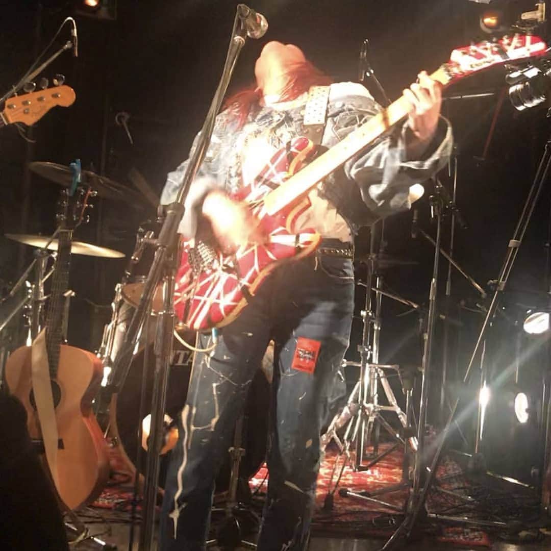 涌嶋茜さんのインスタグラム写真 - (涌嶋茜Instagram)「先日、ザ・ラジオカセッツさんのライブにオープニングアクトとして出させて頂きましたー！ こんなにステージで映えるギター愛すしかないだろう！ 重いから肩こり凄いけどな！  #青春高校3年C組 #ラジカセ #オープニングアクト #ギター #🎸 #エレキギター #アコースティックギター #テイラー #5150 #EVH」1月14日 23時20分 - wakussy