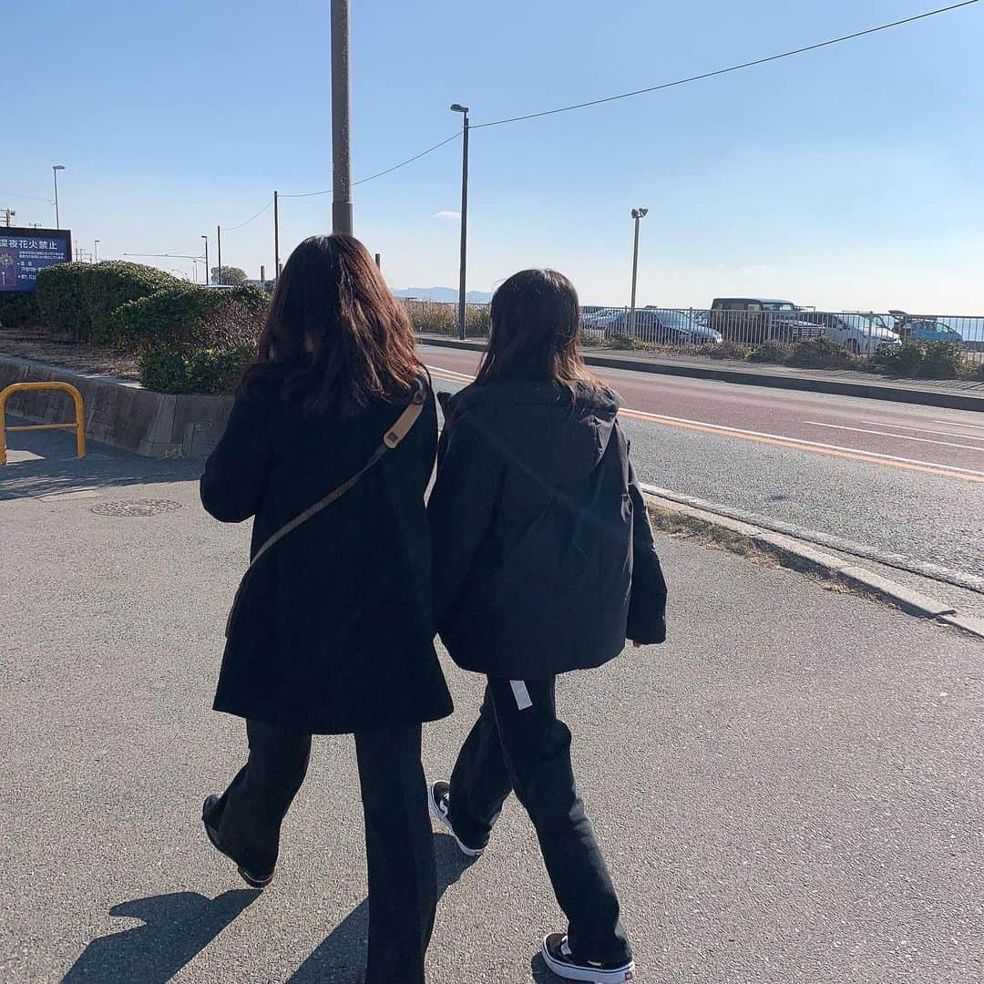 NANAさんのインスタグラム写真 - (NANAInstagram)「楽しい時間ってあっという間🥰 ☆ こないだ3人で出かけた時2人の後ろ姿見ながら本当に大きくなったなぁって🥺 ☆ まる子も春から高校生だし、自分の子供の義務教育が終わるなんて信じられない😦 ☆ あっという間に成人式とかなんだろうな😳💭💡 ☆ ほんっとこんなポンコツを母ちゃんにしてくれてありがとう☺️ ☆ 子供が子供でいるのもあと少し。自分の人生をしっかり歩んで行けるようにもう少しサポート頑張るよ🤜🏻⋆͛🤛🏻 ☆ ☆ どんな時も3人でいると楽しいね🙌🏻💕正反対な性格な2人だけどずっと仲良し姉妹でいて欲しいな🙈🙈💕 ☆ 今日沢山食べたけどサジー飲んで逆立ちしたらチャラだと思い込んでるw😅 ☆ さ、明日のお弁当は鶏天に茶飯だ✌︎☺︎︎ ☆ おやすみ🐑💤💕 ☆ #宝物#姉妹#girls#sisters#sister#鎌倉#七里ヶ浜#kamakura#高校生#中学生#姉妹ママ#love#lifestyle#ライフスタイル#湘南#沢山笑った日#子育て#シングルマザー#絶対負けないよ#余韻に浸る#色々あるけど#毎日幸せ」1月14日 23時13分 - nana1977hs