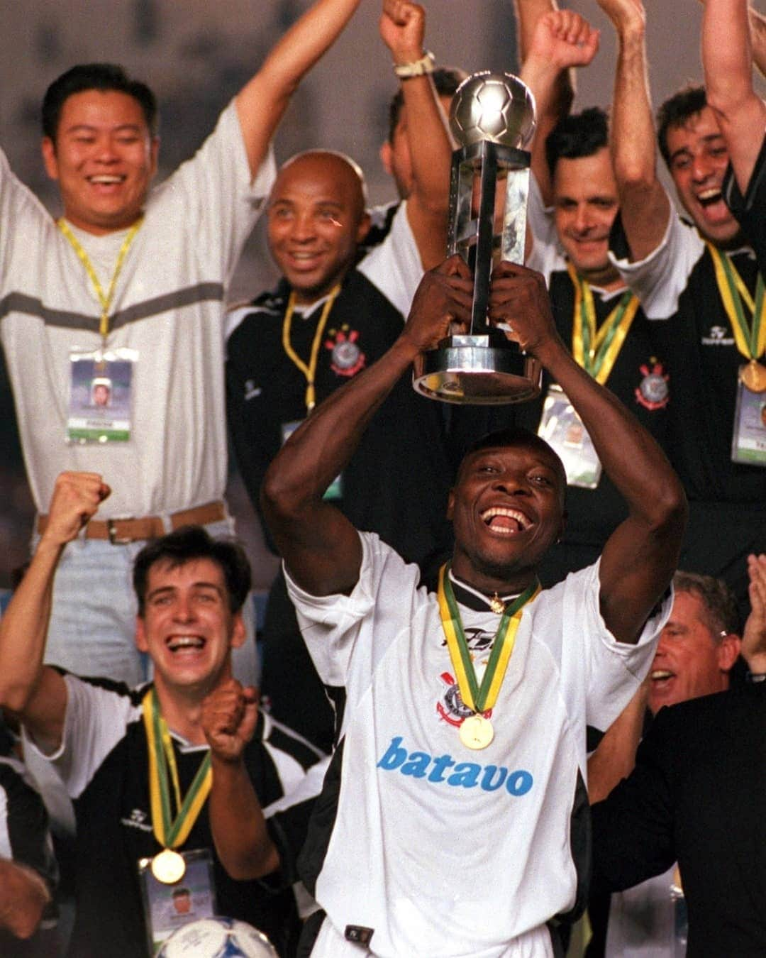 FIFAワールドカップさんのインスタグラム写真 - (FIFAワールドカップInstagram)「20 years ago today, @corinthians won the first edition of the FIFA Club World Championship after beating @vascodagama 4-3 on penalties in an all-Brazilian Final 🇧🇷🏆 #ClubWC #Mundial20anos #Corinthians」1月14日 23時17分 - fifaworldcup